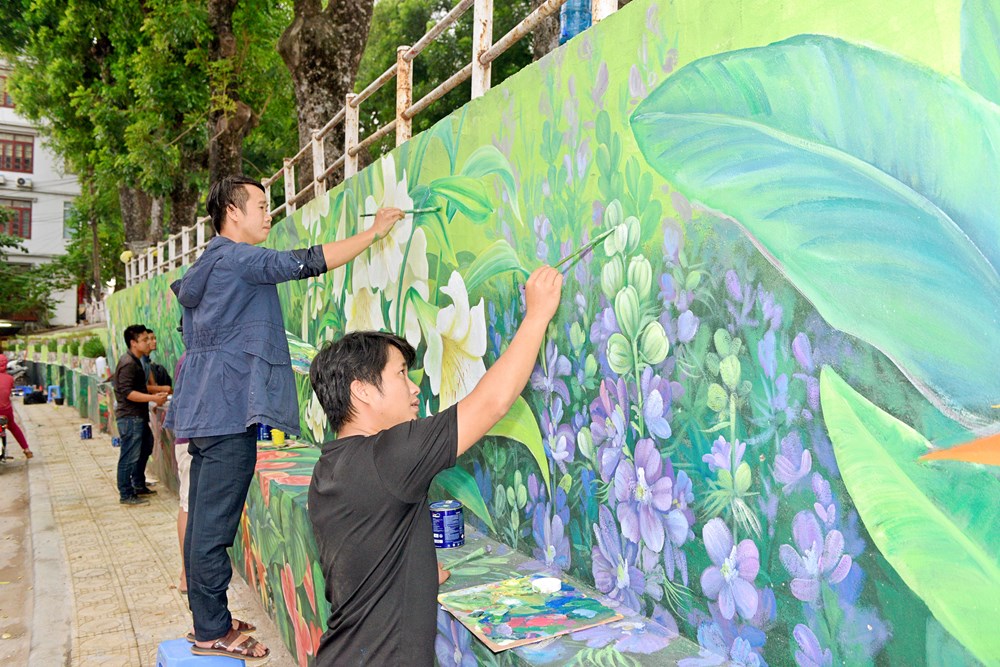 Bốn mùa hoa Hà Nội vào… tranh tường - ảnh 2