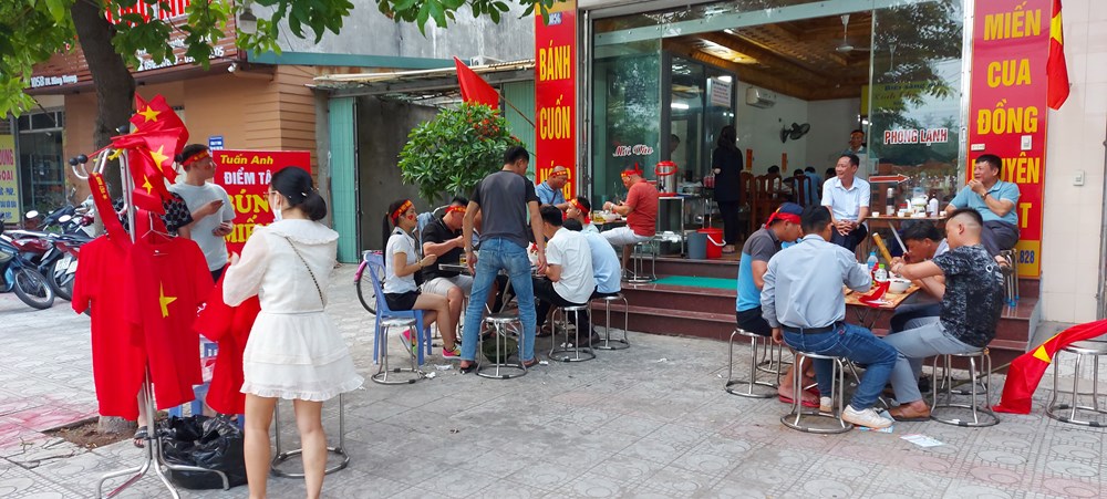 "Sức nóng" ngoài sân SVĐ Việt Trì - ảnh 6