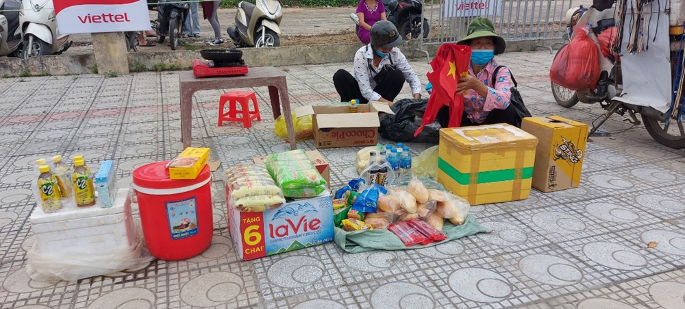 "Sức nóng" ngoài sân SVĐ Việt Trì - ảnh 4