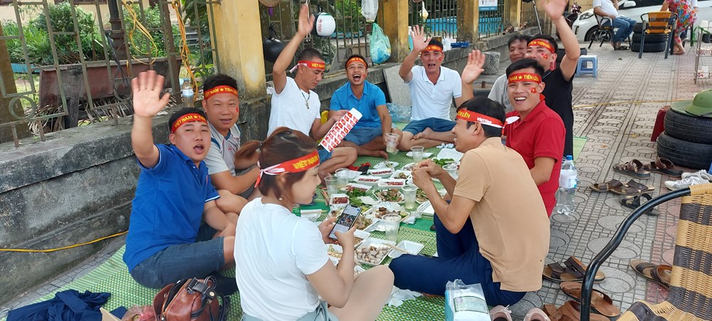 "Sức nóng" ngoài sân SVĐ Việt Trì - ảnh 9
