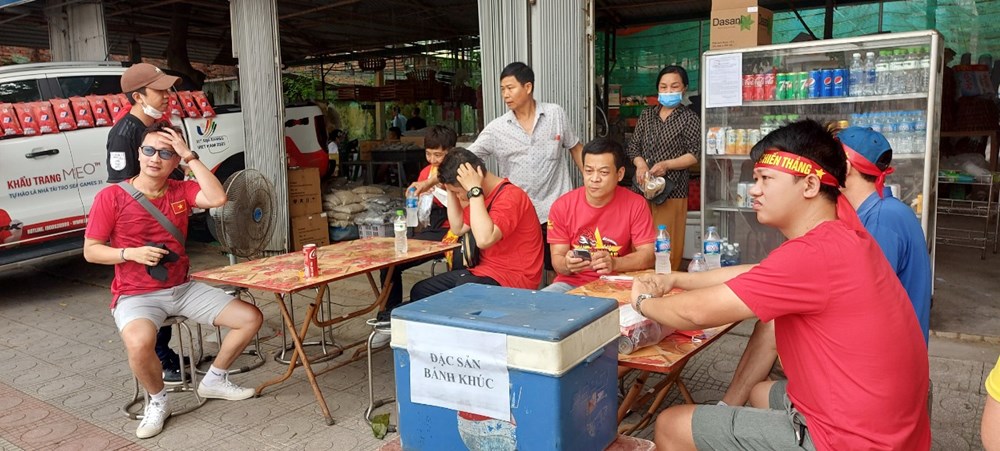 "Sức nóng" ngoài sân SVĐ Việt Trì - ảnh 7