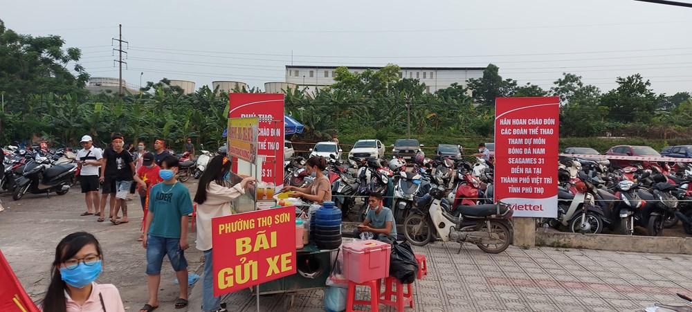 "Sức nóng" ngoài sân SVĐ Việt Trì - ảnh 5