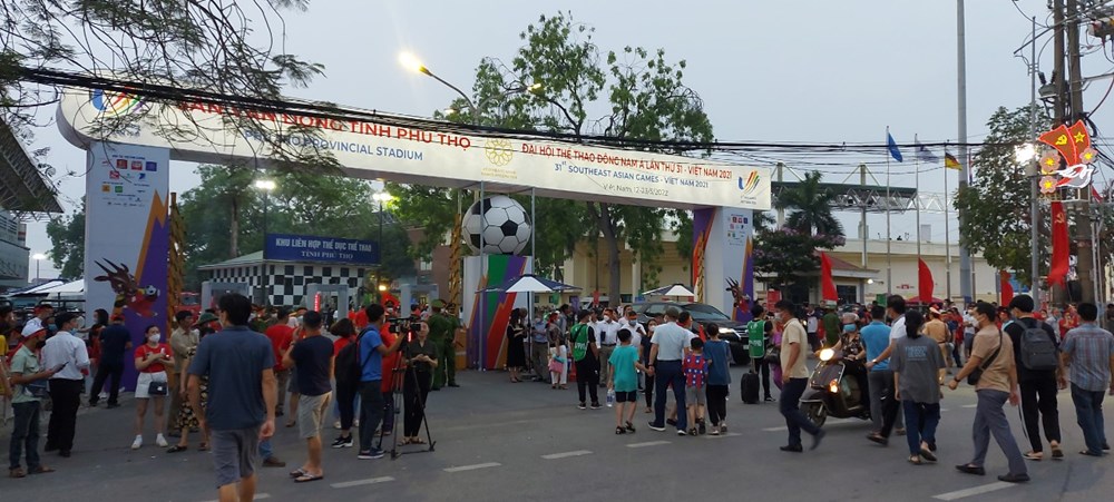 "Sức nóng" ngoài sân SVĐ Việt Trì - ảnh 2