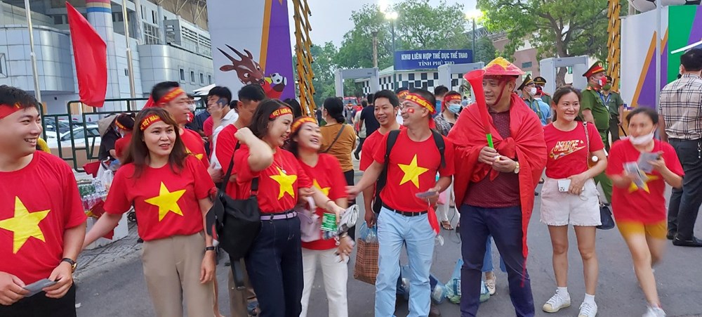 "Sức nóng" ngoài sân SVĐ Việt Trì - ảnh 1