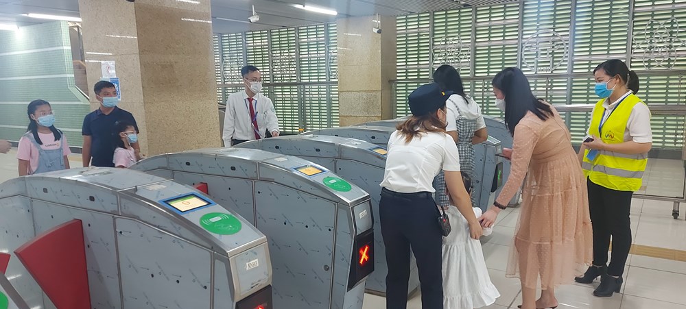 Đường sắt Cát Linh - Hà Đông "đắt khách" ngày đầu vận hành thương mại - ảnh 3