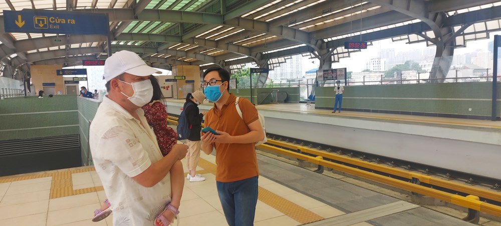 Đường sắt Cát Linh - Hà Đông "đắt khách" ngày đầu vận hành thương mại - ảnh 4