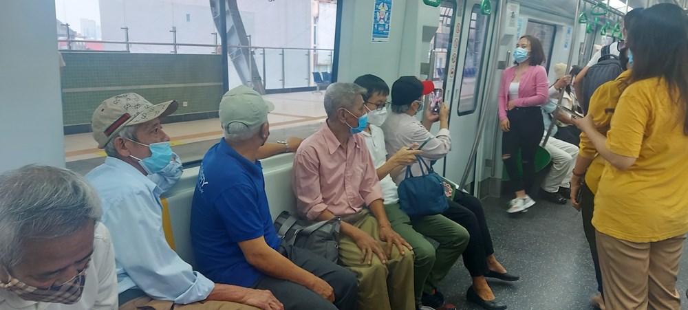 Đường sắt Cát Linh - Hà Đông "đắt khách" ngày đầu vận hành thương mại - ảnh 7