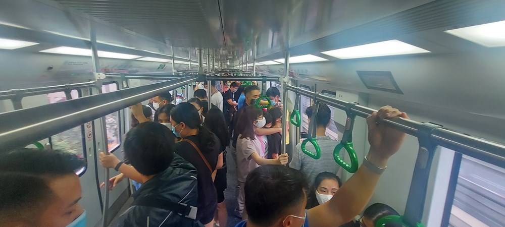 Đường sắt Cát Linh - Hà Đông "đắt khách" ngày đầu vận hành thương mại - ảnh 6