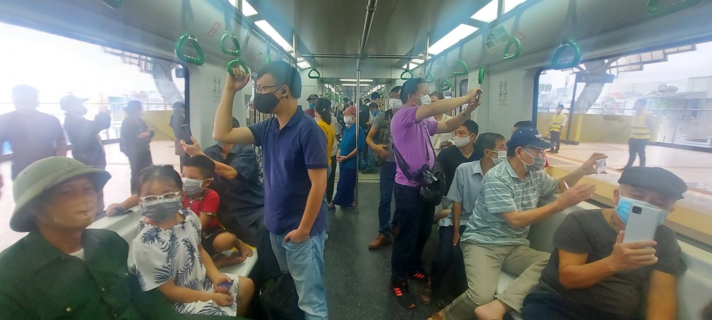 Đường sắt Cát Linh - Hà Đông "đắt khách" ngày đầu vận hành thương mại - ảnh 1