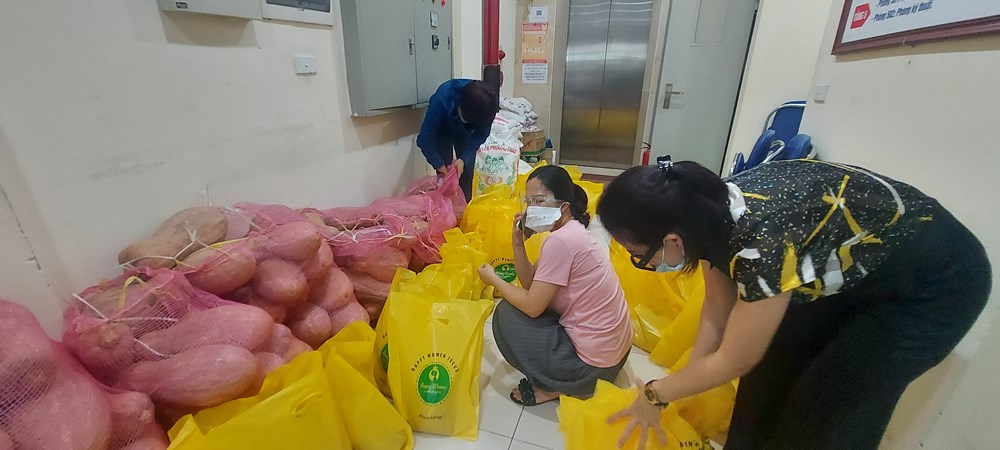 "Tiếp tế" cho người dân trong khu vực phong tỏa phường Chương Dương - ảnh 12