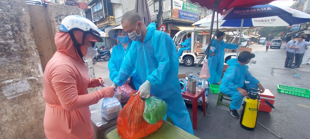 "Tiếp tế" cho người dân trong khu vực phong tỏa phường Chương Dương - ảnh 4