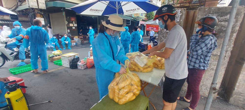 "Tiếp tế" cho người dân trong khu vực phong tỏa phường Chương Dương - ảnh 5