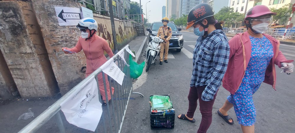 "Tiếp tế" cho người dân trong khu vực phong tỏa phường Chương Dương - ảnh 3
