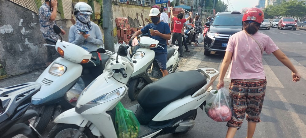 "Tiếp tế" cho người dân trong khu vực phong tỏa phường Chương Dương - ảnh 2