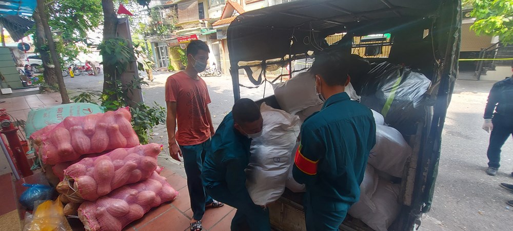 "Tiếp tế" cho người dân trong khu vực phong tỏa phường Chương Dương - ảnh 11