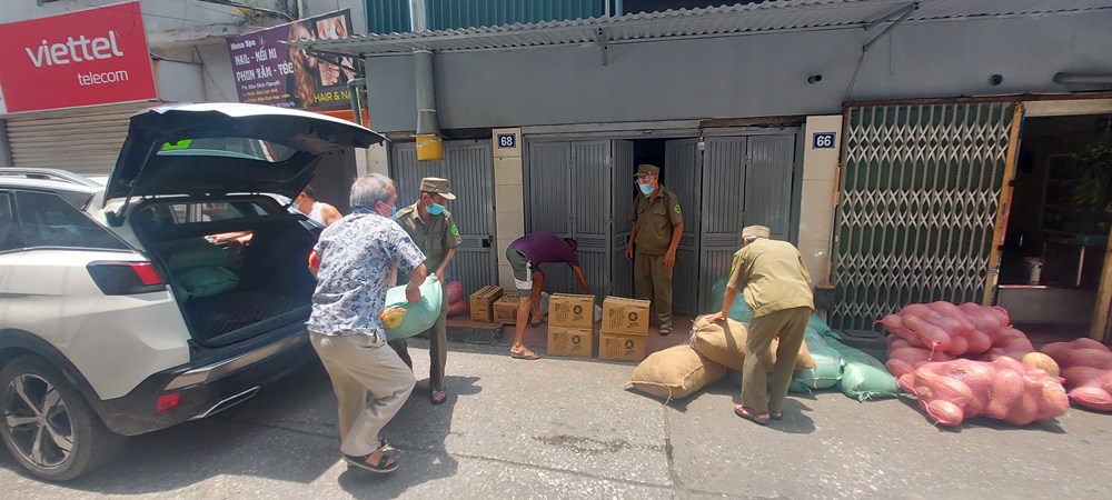 "Tiếp tế" cho người dân trong khu vực phong tỏa phường Chương Dương - ảnh 10