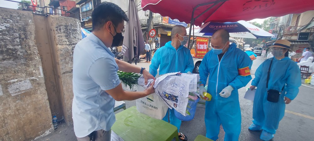 "Tiếp tế" cho người dân trong khu vực phong tỏa phường Chương Dương - ảnh 6