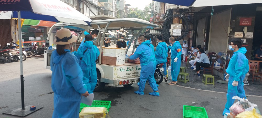 "Tiếp tế" cho người dân trong khu vực phong tỏa phường Chương Dương - ảnh 9