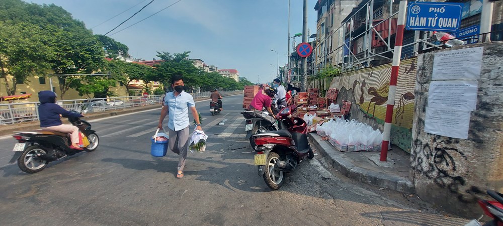 "Tiếp tế" cho người dân trong khu vực phong tỏa phường Chương Dương - ảnh 1
