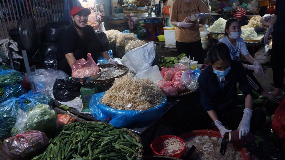 Nhịp sống chợ đêm Hà Nội mùa dịch - ảnh 8