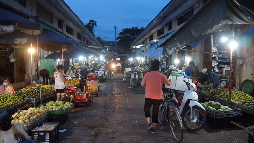 Nhịp sống chợ đêm Hà Nội mùa dịch - ảnh 1