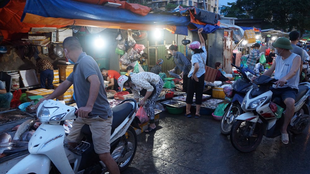 Nhịp sống chợ đêm Hà Nội mùa dịch - ảnh 2
