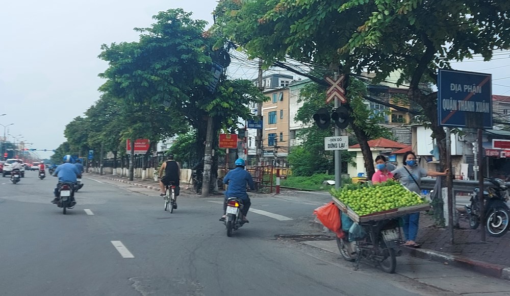 Cửa hàng sửa xe bán thực phẩm: "Lách" quy định phòng dịch? - ảnh 1