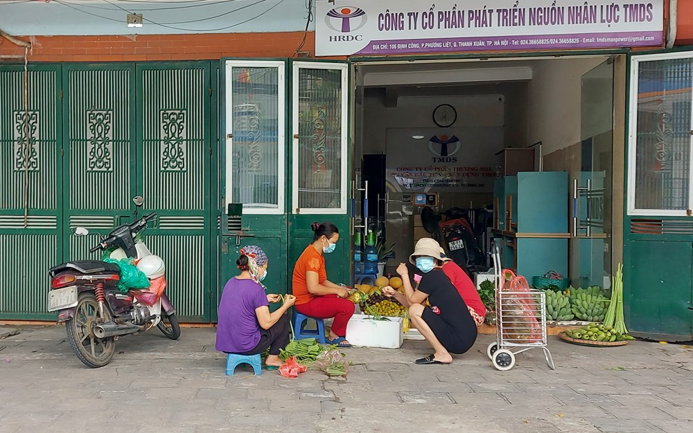 Cửa hàng sửa xe bán thực phẩm: "Lách" quy định phòng dịch? - ảnh 7