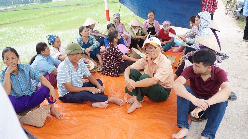 Hà Nội yêu cầu giải quyết dứt điểm tình trạng người dân chặn xe vận chuyển rác - ảnh 1