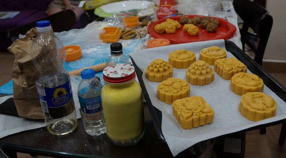 Các hãng bánh Trung thu “cạnh tranh” với các bà nội trợ - ảnh 1