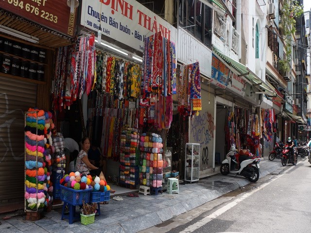 Cửa hàng phố cổ Hà Nội mở cho đỡ... nhớ khách - ảnh 5
