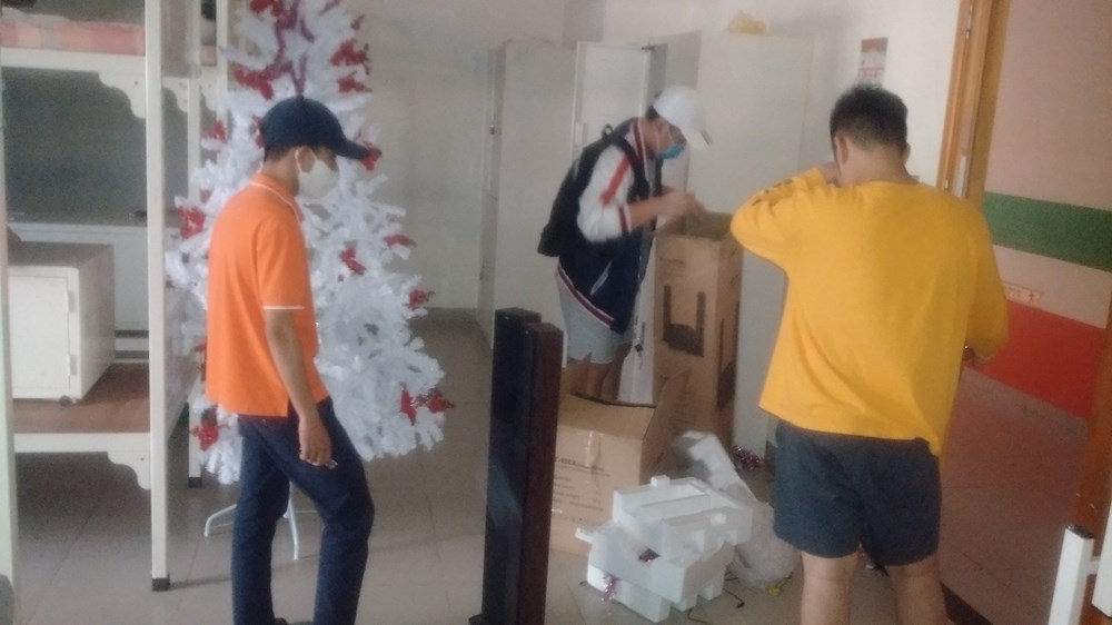 Học sinh, sinh viên Đại học FPT dọn đồ  để lấy chỗ cách ly tập trung - ảnh 2