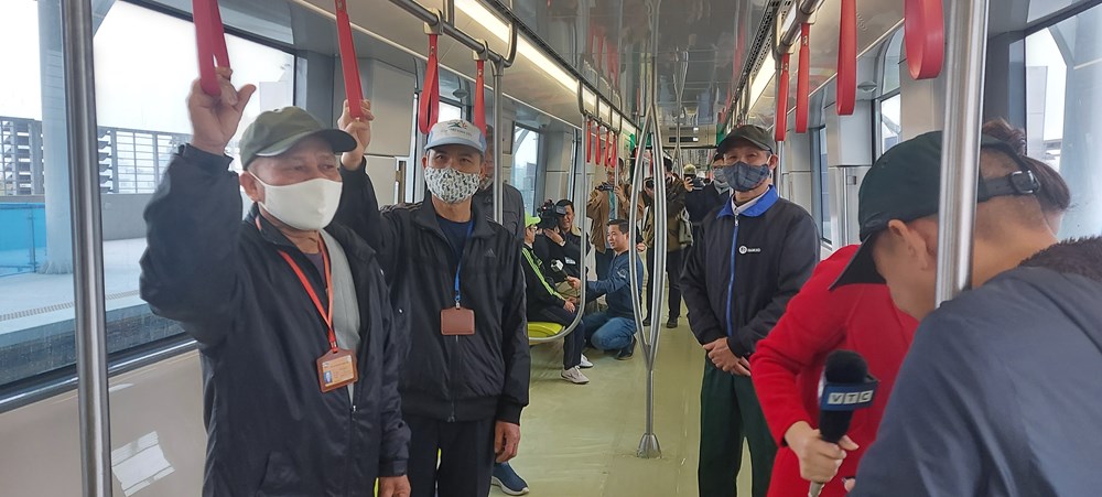 Người dân háo hức tham quan đoàn tàu đường sắt đô thị Nhổn - Ga Hà Nội - ảnh 5
