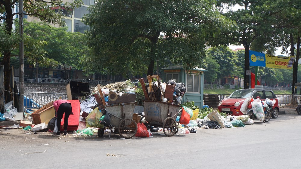 Hà Nội: Làm gì để ngăn rác thải tràn ngập bờ sông? - ảnh 1