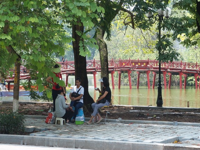 Cửa hàng phố cổ Hà Nội mở cho đỡ... nhớ khách - ảnh 3