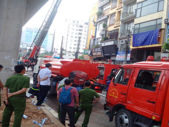 Đông đảo xe chữa cháy, xe thang được huy động dập đám cháy