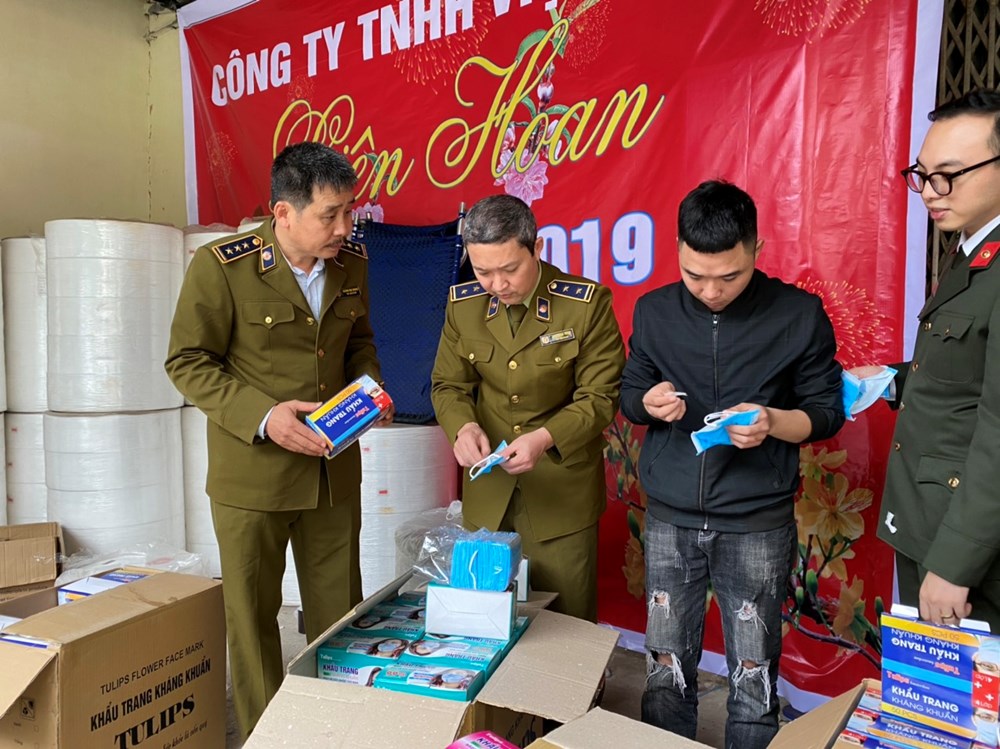 Kinh hoàng khẩu trang có lõi là giấy vệ sinh - ảnh 1