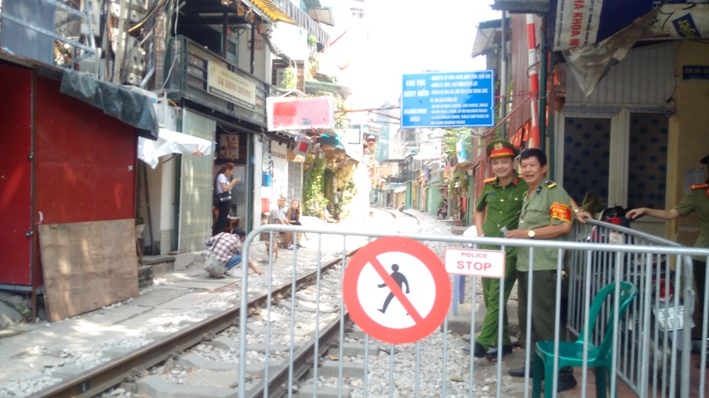 Lực lượng  chức  năng dựng barie ngăn du khách vào 