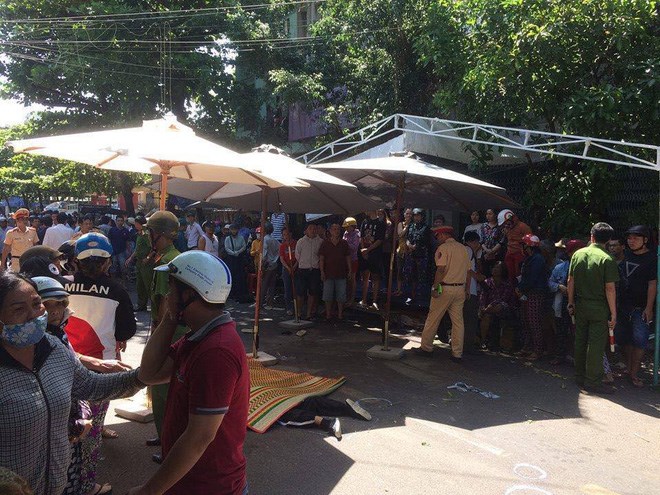 Lại thêm một vụ ô tô lao vào đám tang - ảnh 1