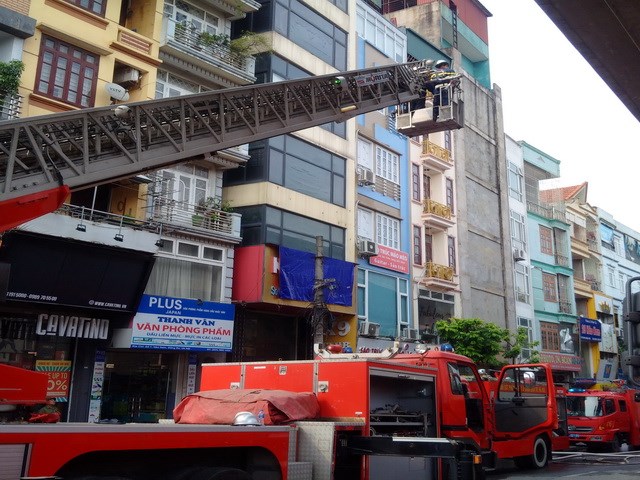 Xe thang được huy động dập lửa
