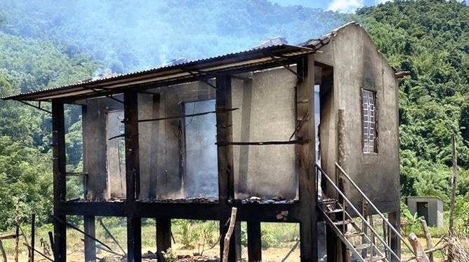 Hỏa hoạn thiêu rụi ngôi nhà sàn của một hộ dân tộc Chứt - ảnh 1