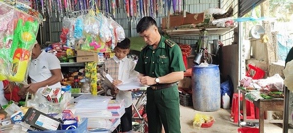 Tiếp sức cho trẻ em nghèo vùng biên đến trường - ảnh 2