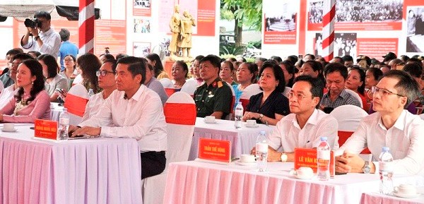 Trưng bày chuyên đề "Nghệ Tĩnh đỏ trong trái tim Người” - ảnh 1