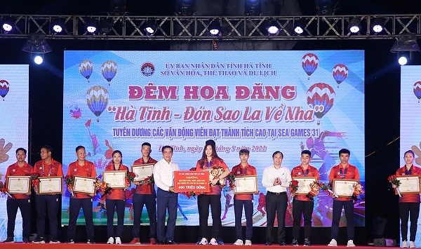 Rực rỡ đêm hoa đăng khinh khí cầu mừng SEA Games 31 “Hà Tĩnh- đón Sao La về nhà” - ảnh 3