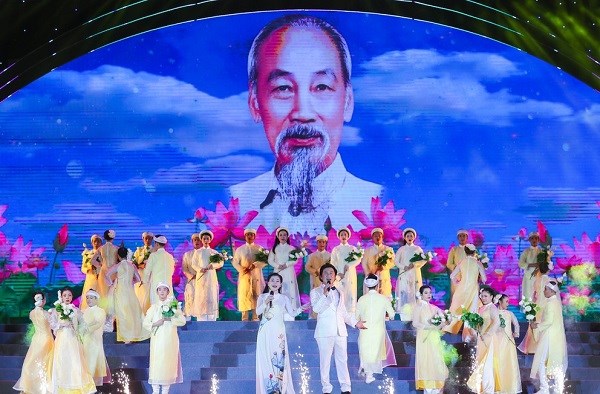 Thắm tình giữa quê hương Bác Hồ và thành phố mang tên Người - ảnh 1