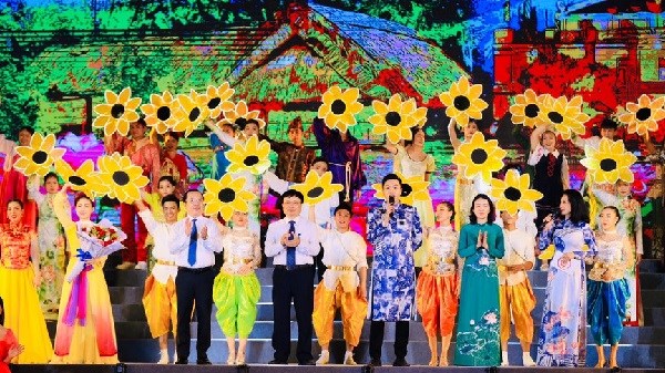 Thắm tình giữa quê hương Bác Hồ và thành phố mang tên Người - ảnh 4