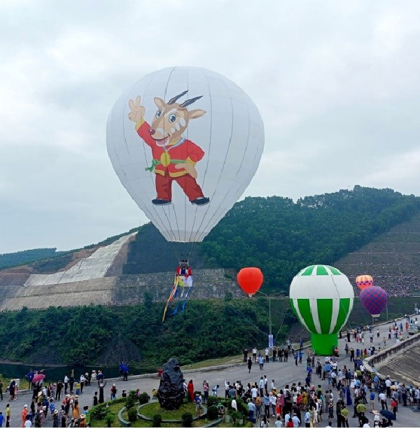 Rực rỡ đêm hoa đăng khinh khí cầu mừng SEA Games 31 “Hà Tĩnh- đón Sao La về nhà” - ảnh 5