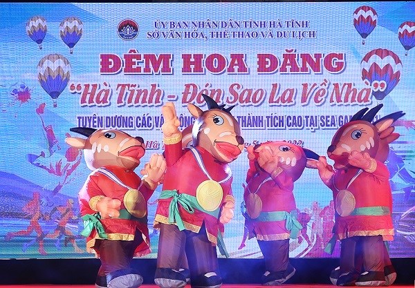 Rực rỡ đêm hoa đăng khinh khí cầu mừng SEA Games 31 “Hà Tĩnh- đón Sao La về nhà” - ảnh 4
