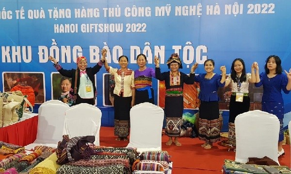 Nữ nghệ nhân dân tộc quảng bá thổ cẩm đến bạn bè quốc tế - ảnh 2