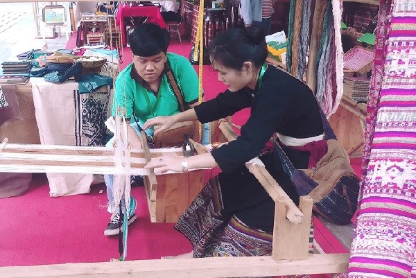 Nữ nghệ nhân dân tộc quảng bá thổ cẩm đến bạn bè quốc tế - ảnh 3